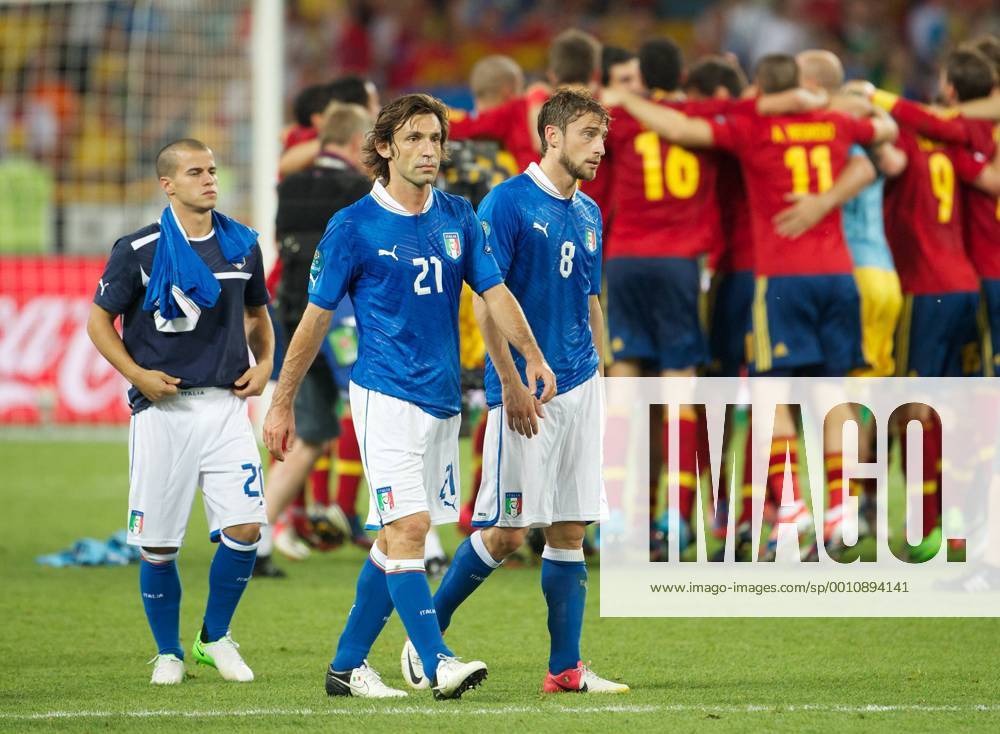 Fussball Kiew 01.07.2012 Europameisterschaften Finale Spanien (ESP) - Italien (ITA) 4:0 Spanien ist Europameister Andrea Pirlo (Italien, No.21) Claudio Marchisio (Italien, No.08) Sebastian Giovinco (Italien, No.20) niedergeschlagen Spanien feiert im Hintergrund