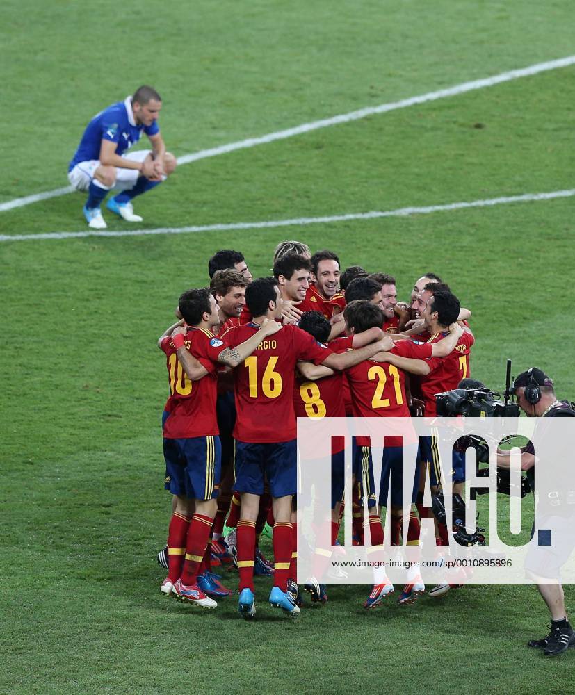 Players of Spain celebrate victory after the final match between Italy and Spain at the Euro 2012 football championships in Kiev, Ukraine, July 1, 2012. Spain won 4-0 to claim the title. -