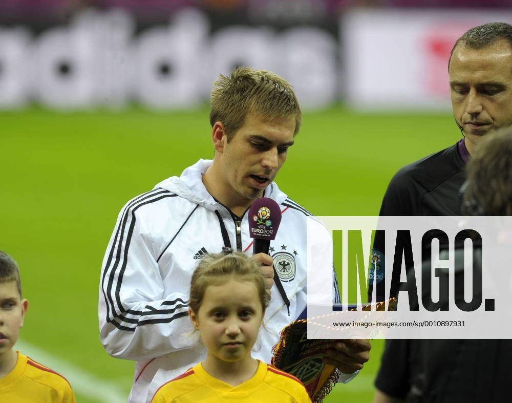 Fussball Europameisterschaft 2012, Halbfinale, Deutschland - Italien , im Nationalstadion in Warschau. Philipp Lahm (Deutschland) liest vor dem Spiel die UEFA RESPECT Fairness-Zeilen vor.