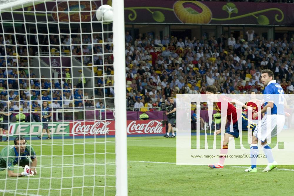 David SILVA (mi., ESP) köpft das Tor zum 1:0 für Spanien, Torwart Gianluigi BUFFON (li.) und Andrea BARZAGLI (beide ITA) sehen zu, Aktion, Kopfballtor, Finale, Spiel 31, Spanien (ESP) - Italien (ITA) 4:0, am 01.07.2012 in K I E W U k r a i n e Fussball UEFA EURO 2012 P o l e n U k r a i n e vom 08.06.