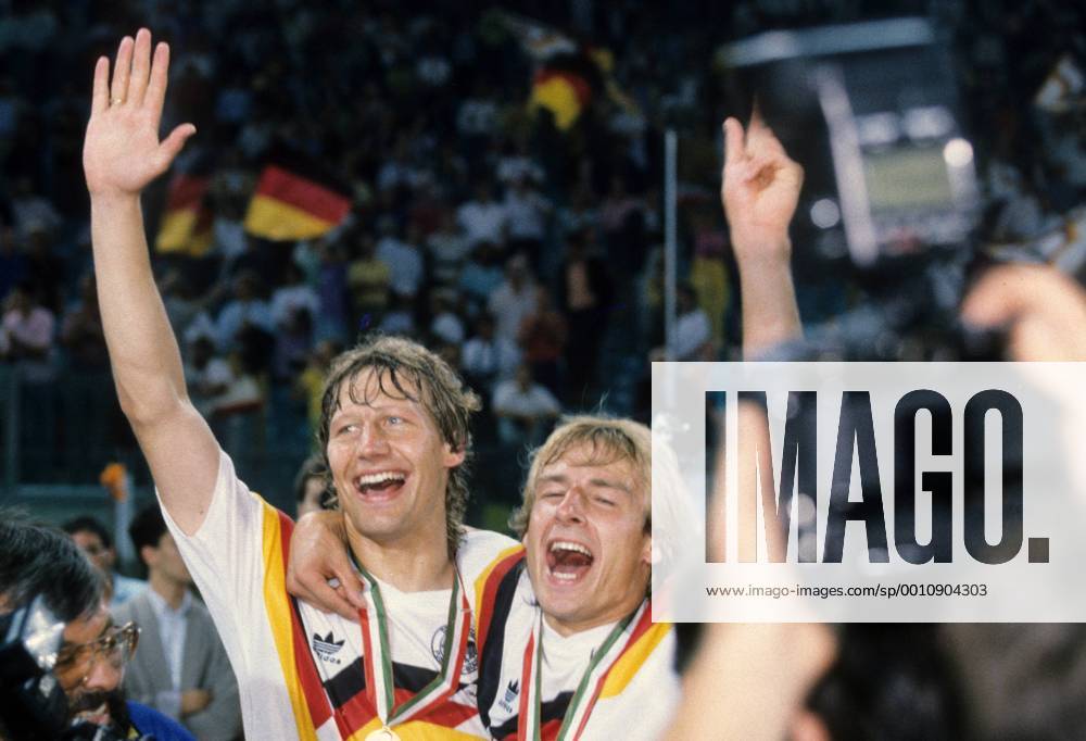 Guido Buchwald (li.) und Jürgen Klinsmann (beide BRD) sind Weltmeister 1990
