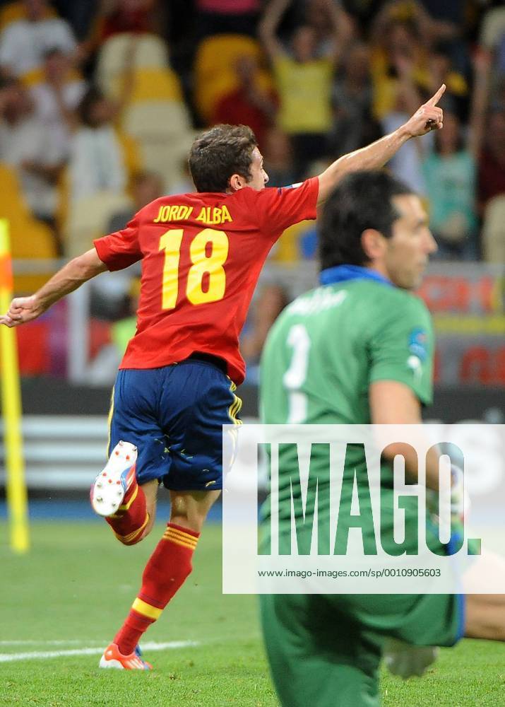Fußball EURO 2012 Spanien - Italien am 01.07.2012 im Olympia-Stadion in Kiew Torjubel Spanien zum 2:0 Gianluigi Buffon ( Italien ), vorne - Jordi Alba ( Spanien ), hinten