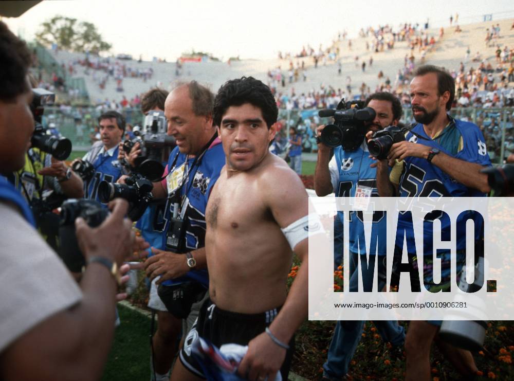 Argentinien - Jugoslawien 3:2 i.E. - Jubel Diego Armando Maradona (Argentinien) vor den Fotografen