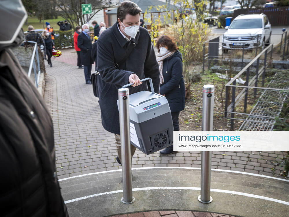 EUROPE, GERMANY, BAVARIA, BAMBERG, 27 12 2020 Vaccination launch in Bamberg The first shipment of the first Corona vaccine available in Europe arrives at the Albrecht Dürer Seni