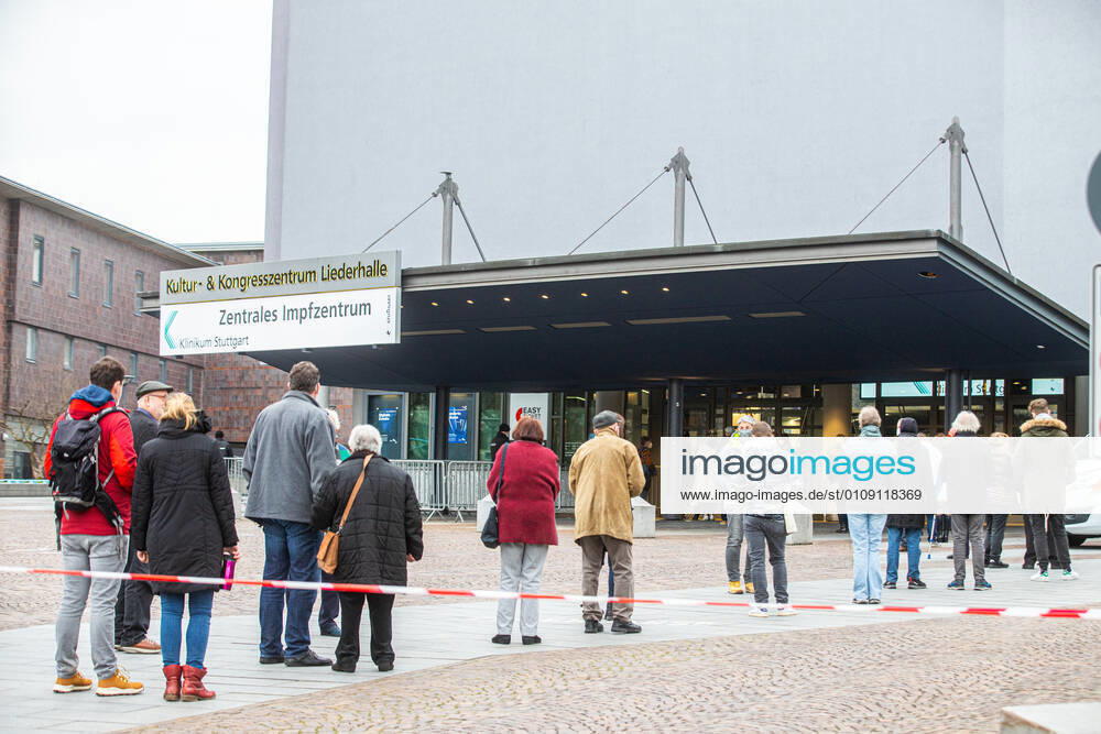 Large crowds at the start of vaccinations Queues of people in front of the vaccination centre in the Liederhalle Stuttgart Stuttgart