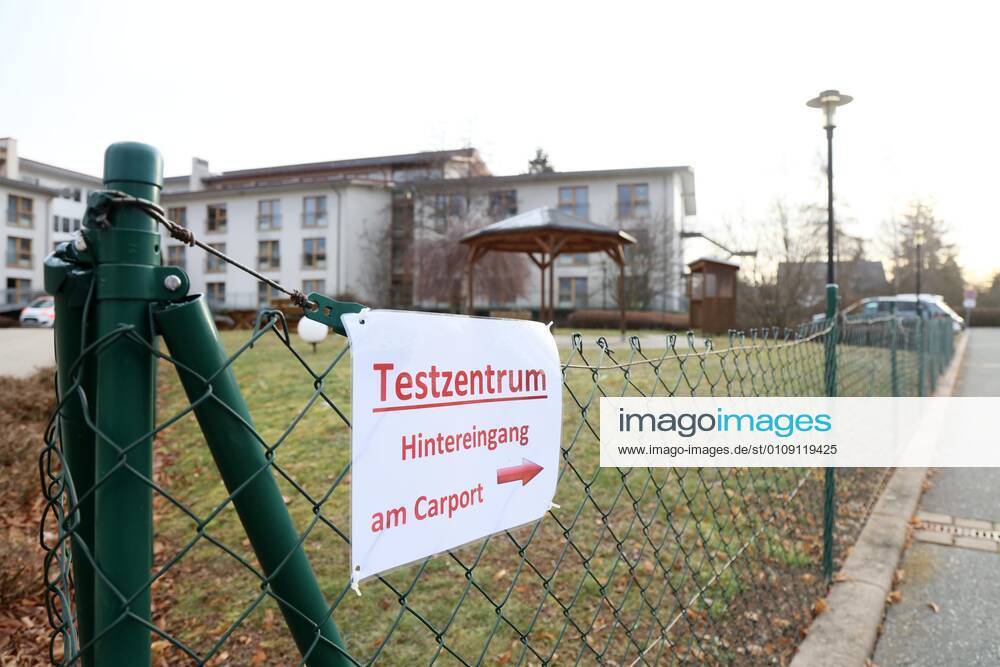 Lichtentanne Lichtentanne LK Zwickau Corona vaccination start nursing home 27 12 2020 lz Lichtentanne LK Zwickau Corona vaccination start nursing home Petra Koepping Minister for Social Affairs said in Lichtentanne This vaccination is like a Christmas present In the picture Koepping vaccinator after the vaccination start 27 12 2020