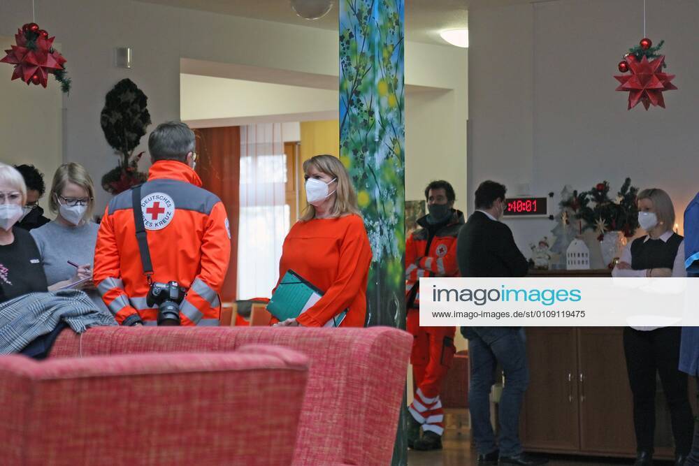 Lichtentanne Lichtentanne LK Zwickau Corona vaccination start nursing home 27 12 2020 lz Lichtentanne LK Zwickau Corona vaccination start nursing home Petra Koepping Minister for Social Affairs said in Lichtentanne This vaccination is like a Christmas present In the picture Koepping at the vaccination start In the nursing home 27 12 2020