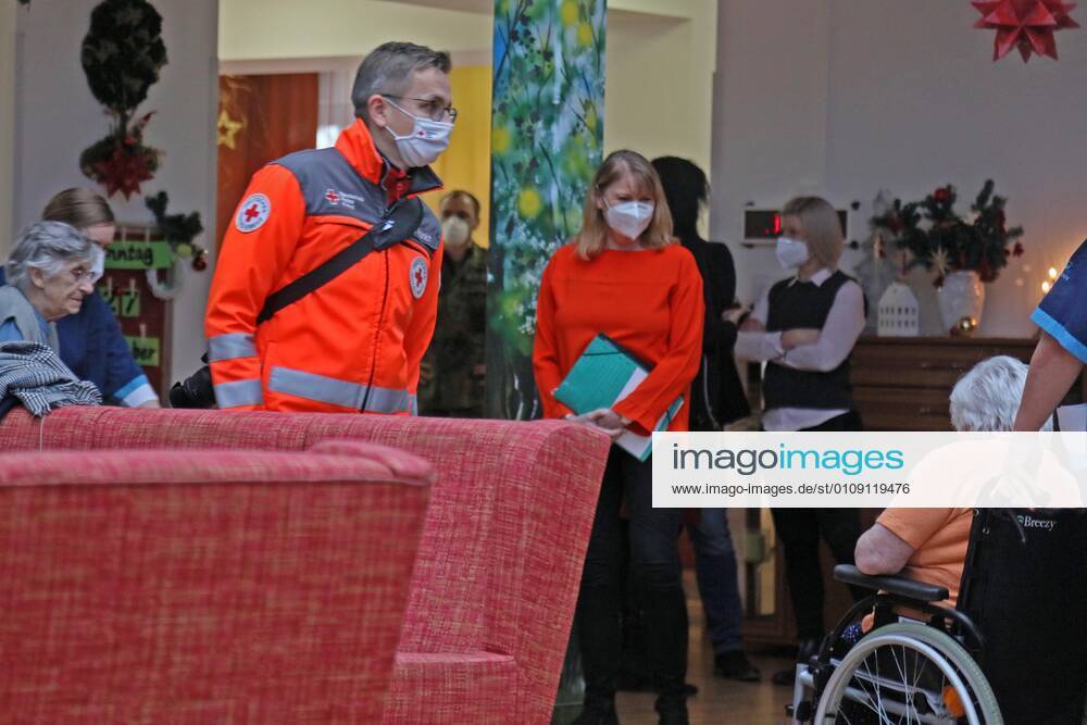 Lichtentanne Lichtentanne LK Zwickau Corona vaccination start nursing home 27 12 2020 lz Lichtentanne LK Zwickau Corona vaccination start nursing home Petra Koepping Minister for Social Affairs said in Lichtentanne This vaccination is like a Christmas present In the picture Koepping at the vaccination start In the nursing home 27 12 2020