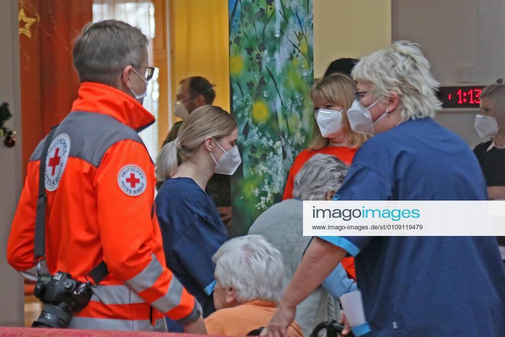 Lichtentanne Lichtentanne LK Zwickau Corona vaccination start nursing home 27 12 2020 lz Lichtentanne LK Zwickau Corona vaccination start nursing home Petra Koepping Minister for Social Affairs said in Lichtentanne This vaccination is like a Christmas present In the picture Koepping at the vaccination start In the nursing home 27 12 2020