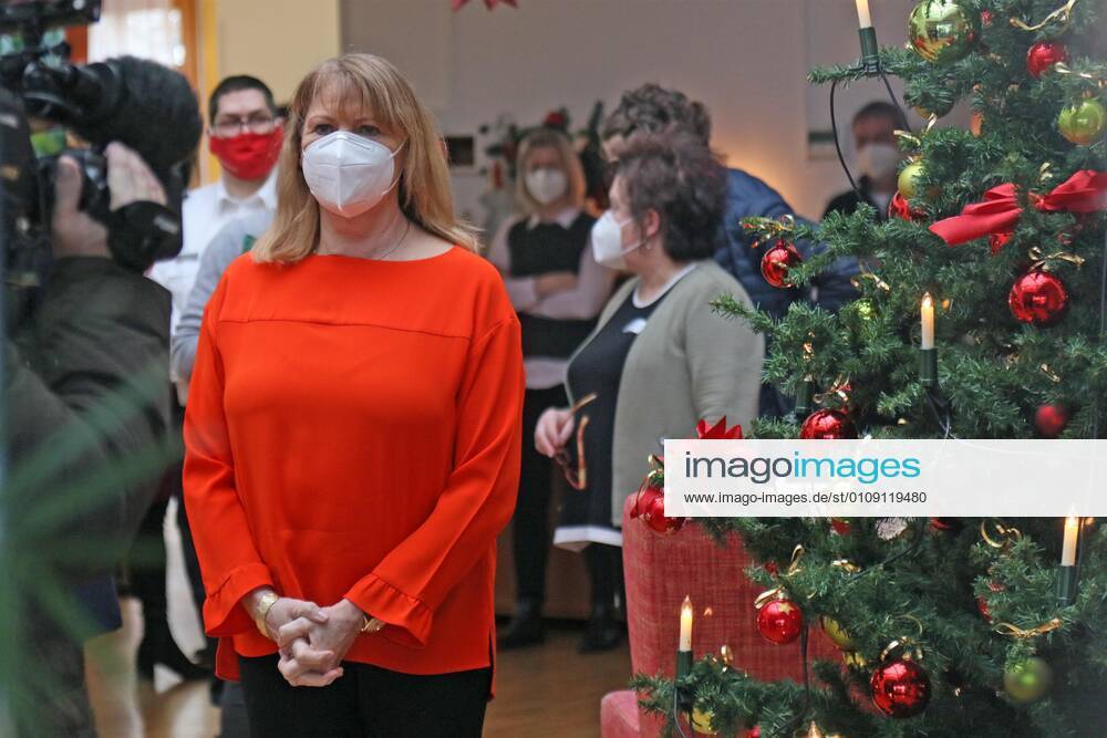 Lichtentanne Lichtentanne LK Zwickau Corona vaccination start nursing home 27 12 2020 lz Lichtentanne LK Zwickau Corona vaccination start nursing home Petra Koepping Minister for Social Affairs said in Lichtentanne This vaccination is like a Christmas present In the picture Koepping at the vaccination start In the nursing home 27 12 2020