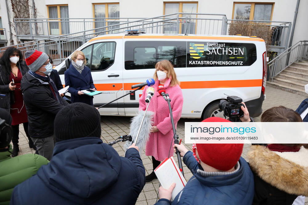 Lichtentanne Lichtentanne LK Zwickau Corona vaccination start nursing home 27 12 2020 lz Lichtentanne LK Zwickau Corona vaccination start nursing home Petra Koepping Minister for Social Affairs said in Lichtentanne This vaccination is like a Christmas present In the picture Koepping at the vaccination start In the nursing home a great media interest 27 12 2020