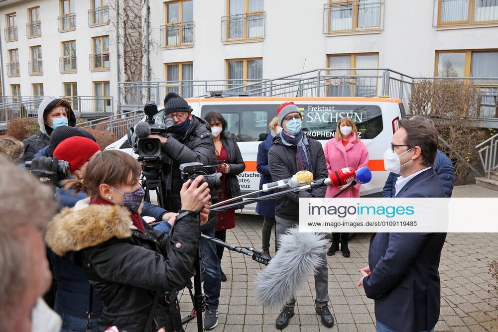 Lichtentanne Lichtentanne LK Zwickau Corona vaccination start nursing home 27 12 2020 lz Lichtentanne LK Zwickau Corona vaccination start nursing home Petra Koepping Minister for Social Affairs said in Lichtentanne This vaccination is like a Christmas gift In the picture the board Korian Christian Charieb 27 12 2020