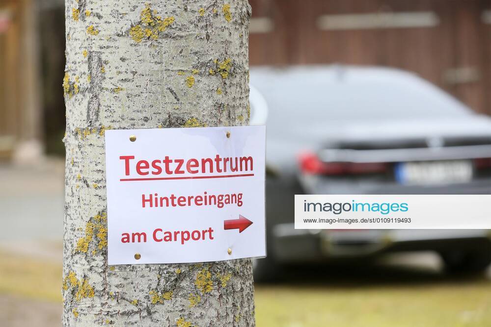 Lichtentanne Lichtentanne LK Zwickau Corona vaccination start nursing home 27 12 2020 lz Lichtentanne LK Zwickau Corona vaccination start nursing home Petra Koepping Minister for Social Affairs said in Lichtentanne This vaccination is like a Christmas present In the picture signage Since Christmas, everyone must go through the teststaion before entering the nursing home 27 12 2020