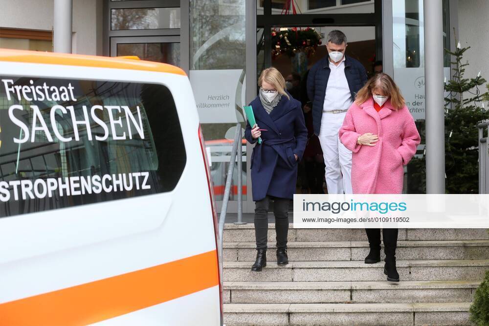 Lichtentanne Lichtentanne LK Zwickau Corona vaccination start nursing home 27 12 2020 lz Lichtentanne LK Zwickau Corona vaccination start nursing home Petra Koepping Minister for Social Affairs said in Lichtentanne This vaccination is like a Christmas present In the picture Koepping vaccinator after the vaccination start 27 12 2020