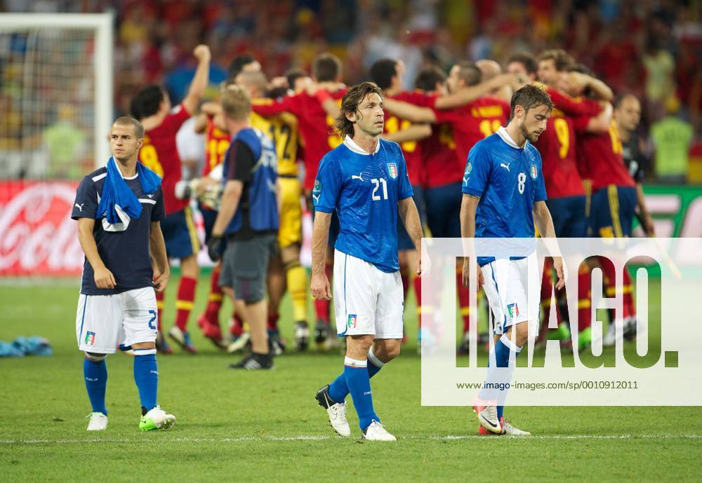 Fussball Kiew 01.07.2012 Europameisterschaften Finale Spanien (ESP) - Italien (ITA) 4:0 Spanien ist Europameister - Alessandro Diamanti (Italien, No.22) Andrea Pirlo (Italien, No.21) Claudio Marchisio (Italien, No.08) vlnr enttäuscht hinten Jubel Spanien