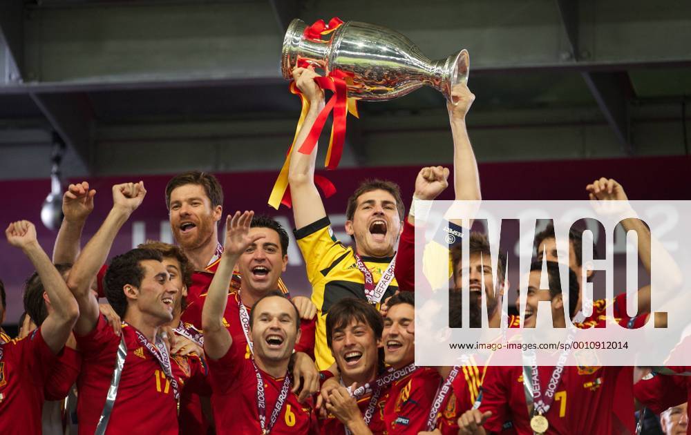 Fussball Kiew 01.07.2012 Europameisterschaften Finale Spanien (ESP) - Italien (ITA) 4:0 Spanien ist Europameister - Iker Casillas (Spanien, TW, No.01) mit Pokal Gerard Pique (Spanien, No.03) Alvaro Arbeloa (Spanien, No.17) Sergio Ramos (Spanien, No.15) Andres Iniesta (Spanien, No.06) David Silva (Spanien, No.21) Jesus Navas (Spanien, No.22) Pedro - Pedrito - Rodriguez (Spanien, No.07) Xabi Alonso (Spanien, No.14) Xavi Hernandez (Spanien, No.08) Fernando Llorente (Spanien, No.19)