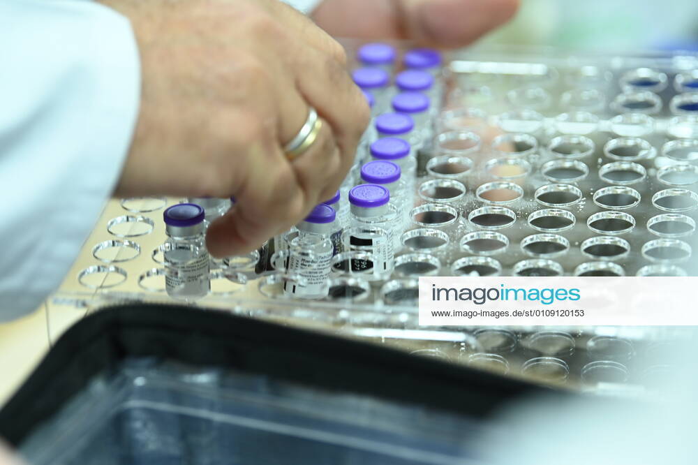 Dosage of the vaccine developed by Pfizer and BioNtech laboratories at Los Olmos residence, where the vaccination against COVID-19 in Spain starts, in Guadalajara (Castilla La-Mancha, Spain), on December 27, 2020. The first doses of the vaccine arrived in Spain yesterday, December 26, at a Pfizer warehouse in Guadalajara by land from Puurs (Belgium). From Monday, weekly deliveries will be made to the autonomous communities with an average of 350,000 doses prioritized for four population groups: residents and health and social care personnel in homes for the elderly and disabled; frontline health care personnel; other health and social care personnel and large non-institutionalized dependents. 27 DECEMBER 2020 Moncloa 12 27 2020 Guadalajara