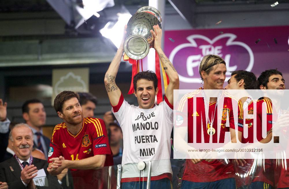 Fussball Kiew 01.07.2012 Europameisterschaften Finale Spanien (ESP) - Italien (ITA) 4:0 Spanien ist Europameister - Cesc Fabregas (Spanien, No.10) Xabi Alonso (Spanien, No.14) li. Fernando Torres (Spanien, No.09) re.