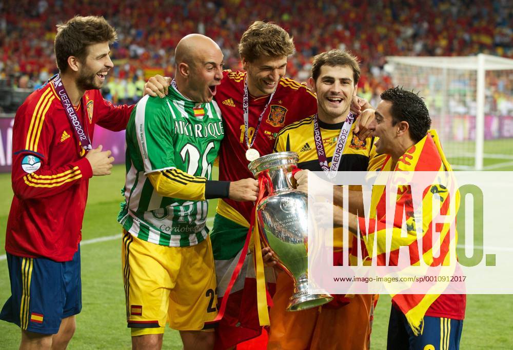Fussball Kiew 01.07.2012 Europameisterschaften Finale Spanien (ESP) - Italien (ITA) 4:0 Spanien ist Europameister vlnr. - Gerard Pique (Spanien, No.03) Jose Manuel Pepe Reina (Spanien, TW, No.23) Fernando Llorente (Spanien, No.19) Iker Casillas (Spanien, TW, No.01) Xavi Hernandez (Spanien, No.08)