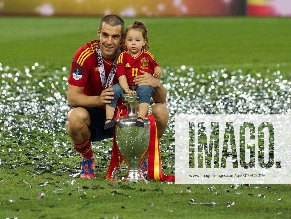 Fussball Kiew 01.07.2012 Europameisterschaften Finale Spanien (ESP) - Italien (ITA) 4:0 Spanien ist Europameister - Alvaro Negredo (Spanien, No.11) mit Tochter