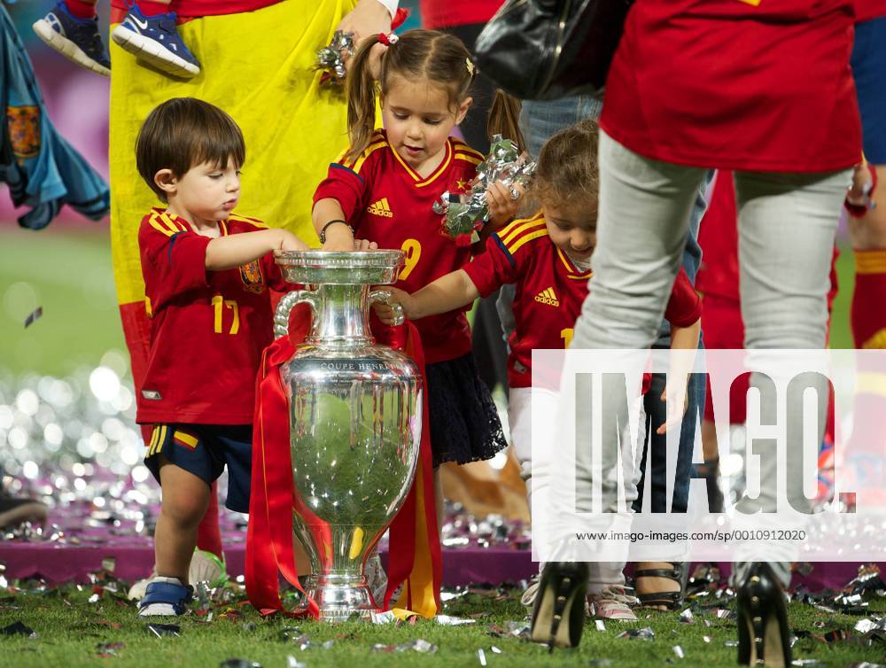Fussball Kiew 01.07.2012 Europameisterschaften Finale - Spanien ist Europameister - Kinder der spanischen Spieler füllen den Pokal mit Konfetti