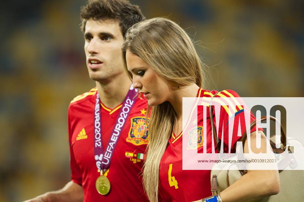 Fussball Kiew 01.07.2012 Europameisterschaften Finale Spanien (ESP) - Italien (ITA) 4:0 Spanien ist Europameister Javi Martinez (Spanien, No.04) mit Freundin Maria Imizcoz