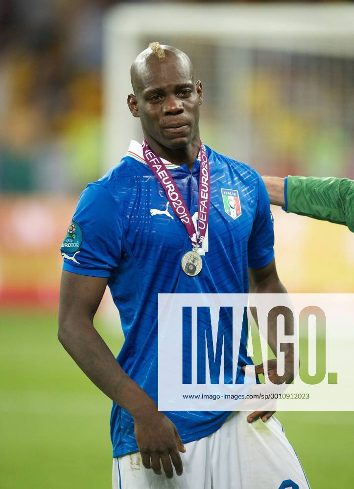 Fussball Kiew 01.07.2012 Europameisterschaften Finale - Spanien (ESP) - Italien (ITA) 4:0 - Spanien ist Europameister - Mario Balotelli (Italien, No.09) weint nach dem Spiel