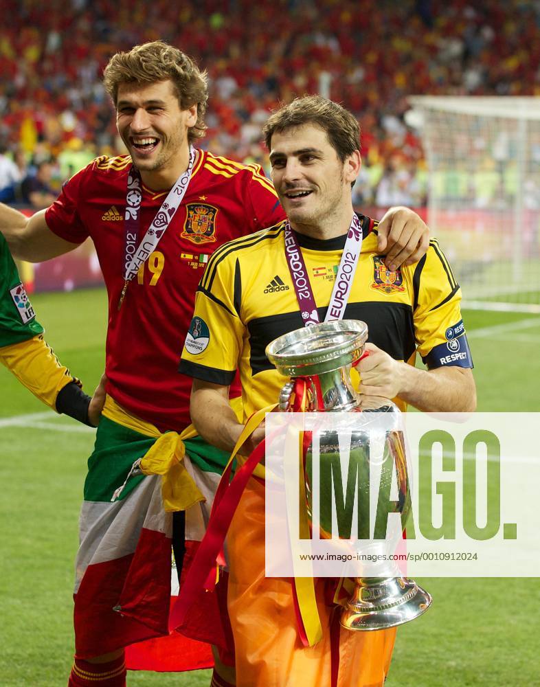 Fussball Kiew 01.07.2012 Europameisterschaften Finale Spanien (ESP) - Italien (ITA) 4:0 - Spanien ist Europameister Iker Casillas (Spanien, TW, No.01) Fernando Llorente (Spanien, No.19)