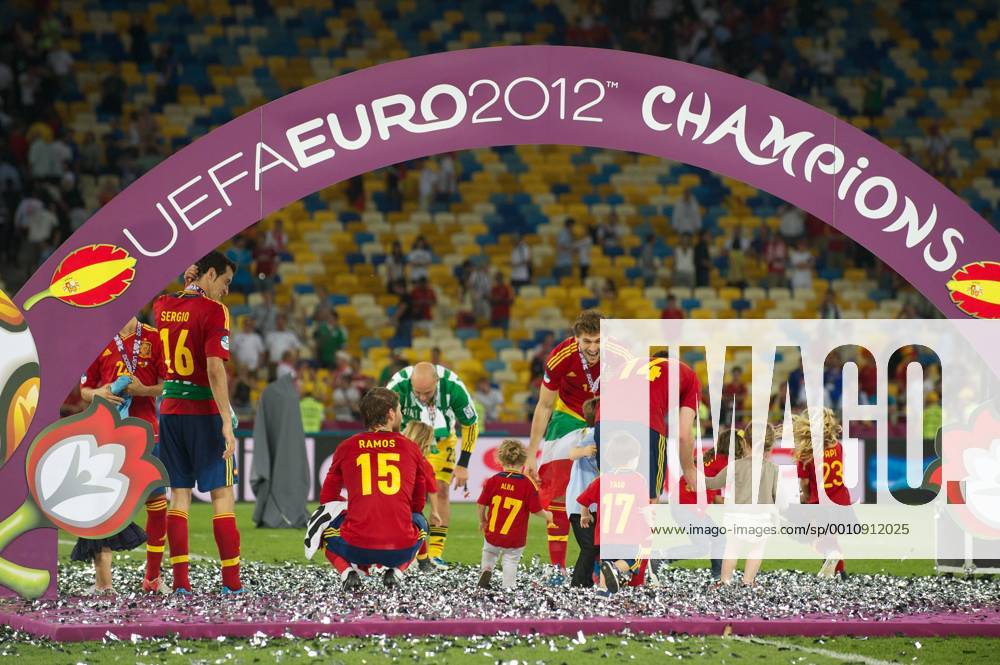 Fussball Kiew 01.07.2012 Europameisterschaften Finale - Spanien ist Europameister 2012 - Spanische Spieler spielen nach der Siegerehrung mit ihren Kindern Xabi Alonso (Spanien, No.14) Sergio Ramos (Spanien, No.15) Sergio Busquets (Spanien, No.16)