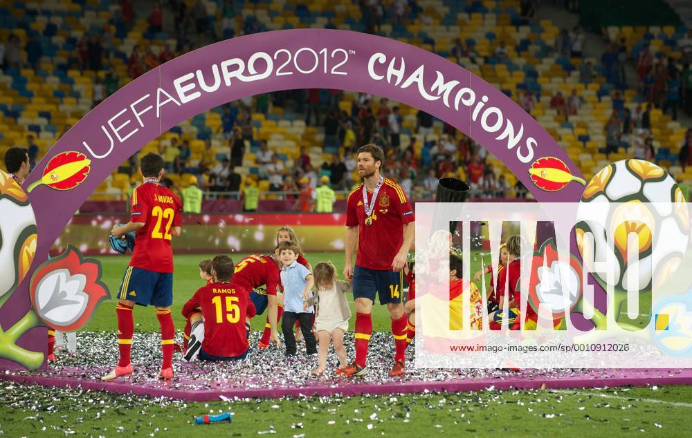 Fussball Kiew 01.07.2012 Europameisterschaften Finale - Spanien ist Europameister 2012 - Spanische Spieler spielen nach der Siegerehrung mit ihren Kindern Xabi Alonso (Spanien, No.14), Sergio Ramos (Spanien, No.15), Jesus Navas (Spanien, No.22) Fernando Torres (Spanien, No.09) re.