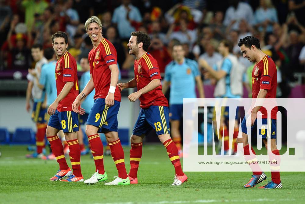 Fußball EURO 2012 Spanien - Italien am 01.07.2012 im Olympia-Stadion in Kiew Torjubel Spanien zum 3:0 V.l.n.r.: Jordi Alba ( Spanien ) - Fernando Torres ( Spanien ) - Juan Mata ( Spanien ) - Xavi Hernandez ( Spanien )