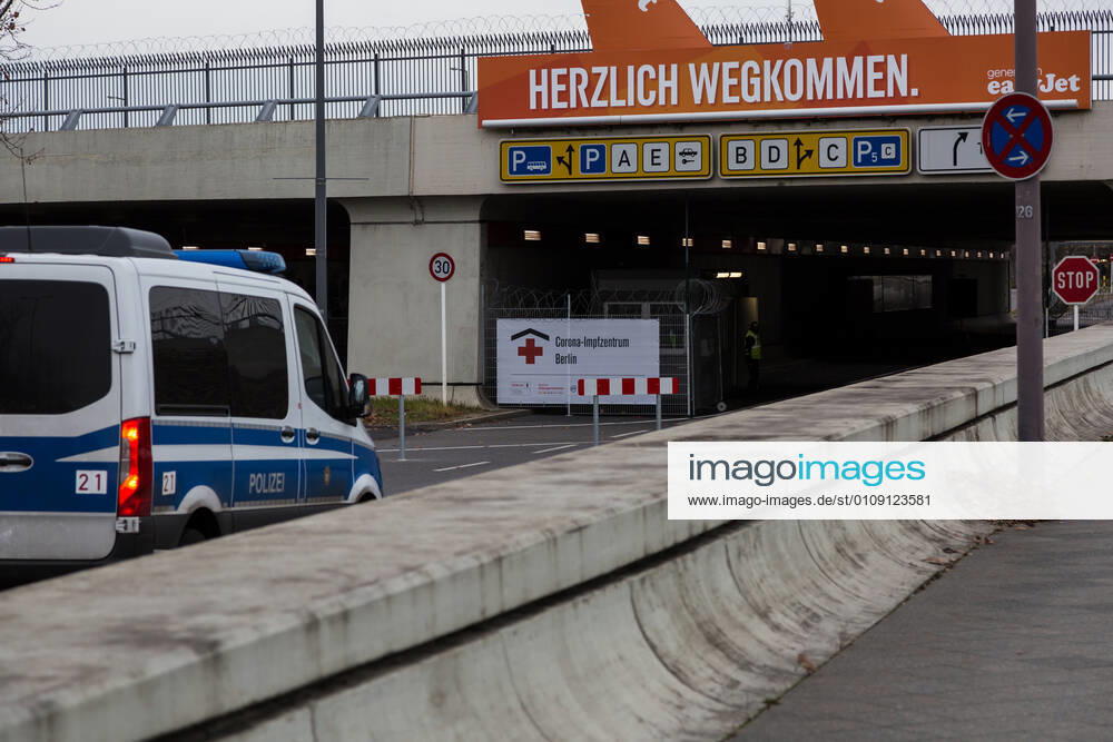 Police vehicle at the Corona vaccination center at Tegel airport in Berlin on 27 12 2020