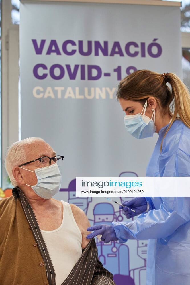 A woman receives the coronavirus disease (COVID-19) vaccine at resident Gent Gran Creu, in Girona, Catalonia, Spain, 27 December 2020. A vaccination campaign against Covid-19 started across the EU on 27 December. Vaccination campaign against Covid-19 started across the EU on 27 December !ACHTUNG: NUR REDAKTIONELLE NUTZUNG!