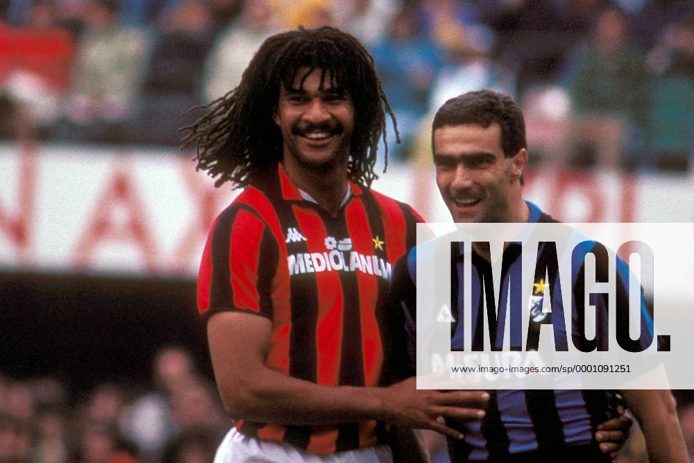 Ruud Gullit (li., Milan) und Giuseppe Bergomi (Inter) Fußball Herren Serie A 1988 1989, 1. Italienische Liga, AC Mailand - FC Internazionale Mailand 0:0 Gruppe Derby, Lokalderby, Ortsderby, Stadtderby Mailand Harmonie,