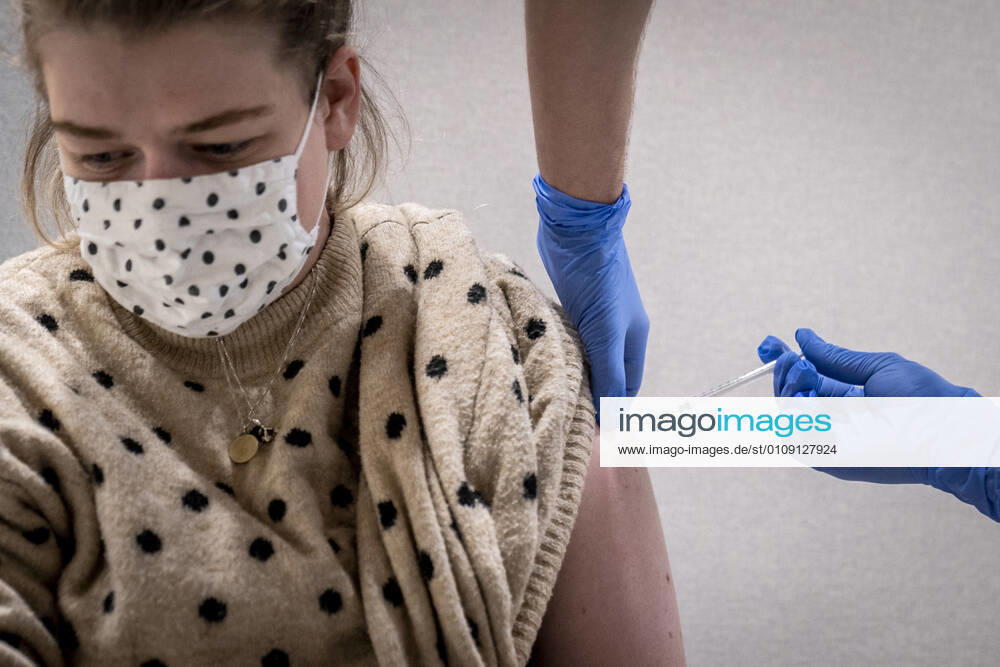 Health personnel and here Maria is vaccinated at Sjaellands Universitetshospital in Roskilde, Sunday 27 December 2020 Ten months after the first confirmed case of covid 19 in Denmark, the first vaccinations were initiated on Sunday. The Prime Minister compared with moon landing