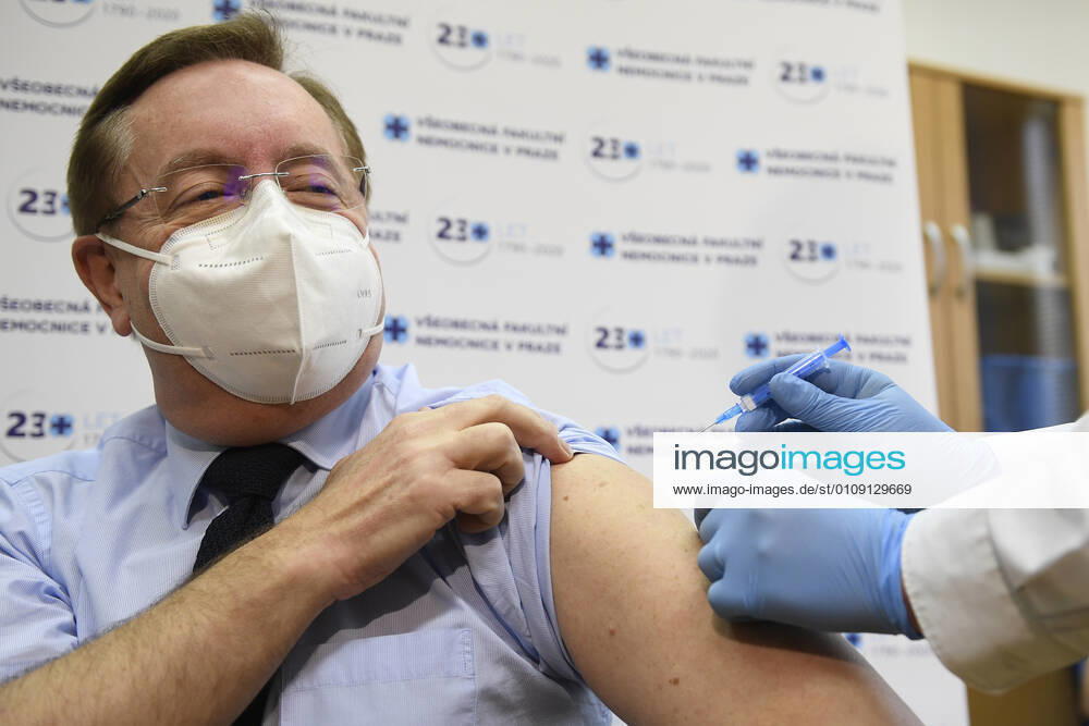 Director of the University Hospital Kralovske Vinohrady Petr Arenberger receives vaccine against COVID-19 at the General University Hospital in Prague, Czech Republic, December 27, 2020. (CTKxPhoto OndrejxDeml) CTKPhotoP202012270246701 dml 002
