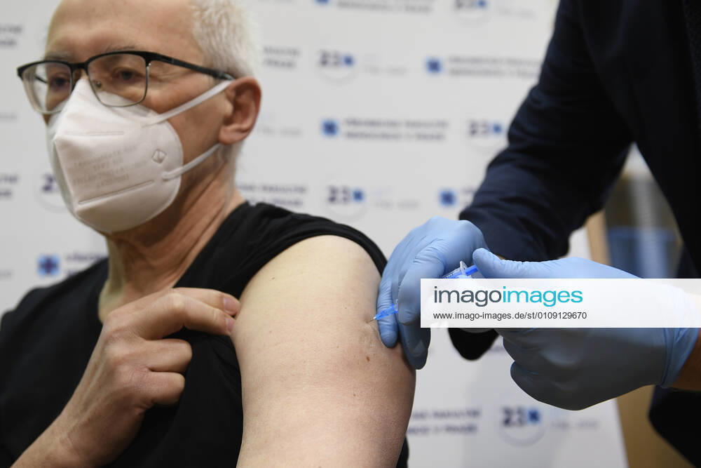 Dean of the 3rd Faculty of Medicine of Charles University Petr Widimsky receives vaccine against COVID-19 at the General University Hospital in Prague, Czech Republic, December 27, 2020. (CTKxPhoto OndrejxDeml) CTKPhotoP202012270246901 dml 003