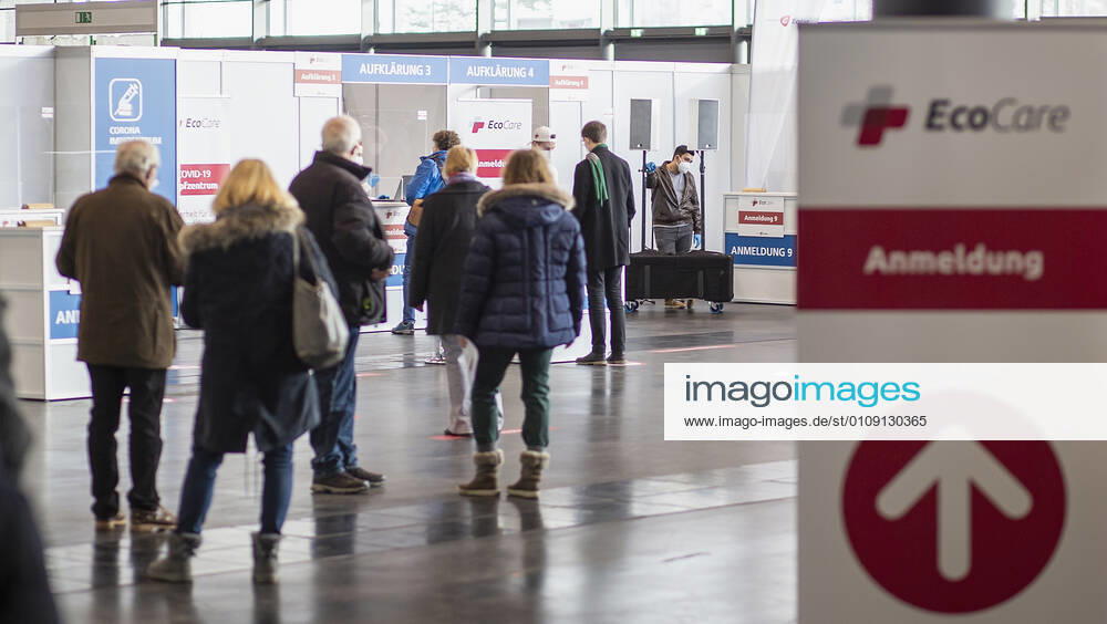 Nuremberg, NuernbergMesse, 27 12 2020, The first Corona vaccinations picture A small queue with patients forms in front of the registration boxes