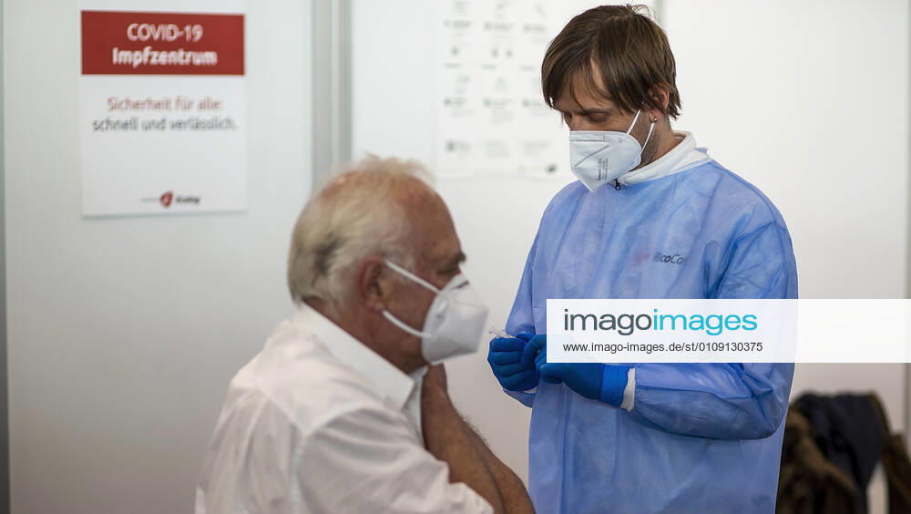 Nuremberg, NuernbergMesse, 27 12 2020, The first Corona vaccinations picture The patient on the left is vaccinated by the doctor on the right