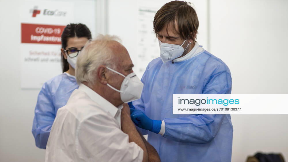 Nuremberg, NuernbergMesse, 27 12 2020, The first Corona vaccinations picture The patient on the left is vaccinated by the doctor on the right