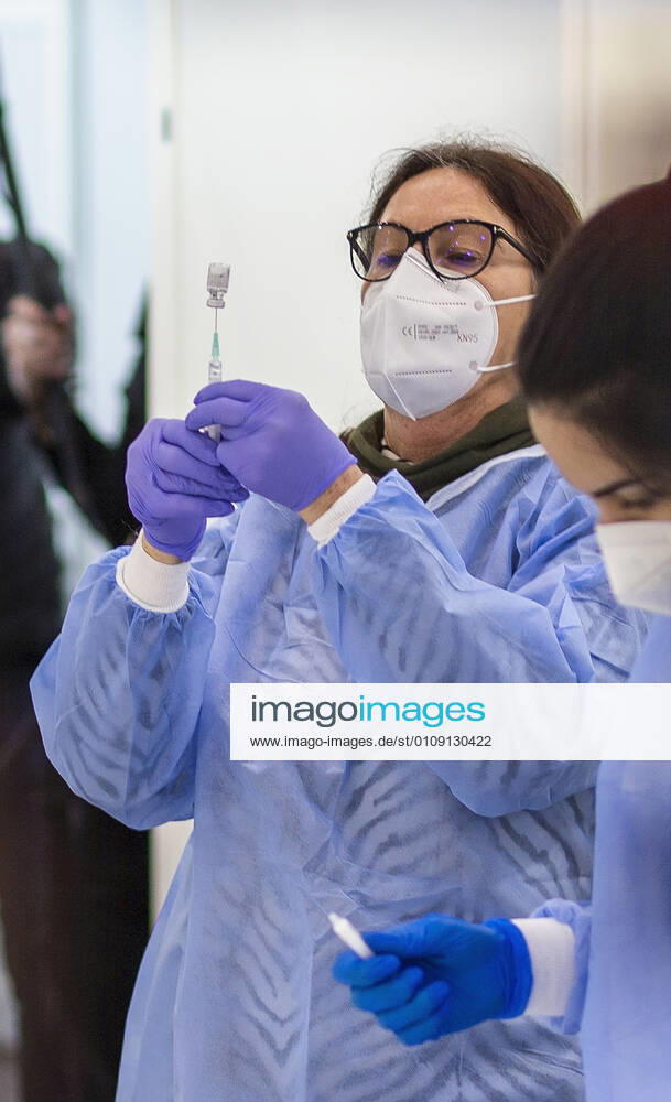 Nuremberg, NuernbergMesse, 27 12 2020, The first Corona vaccinations picture The staff prepares the vaccine