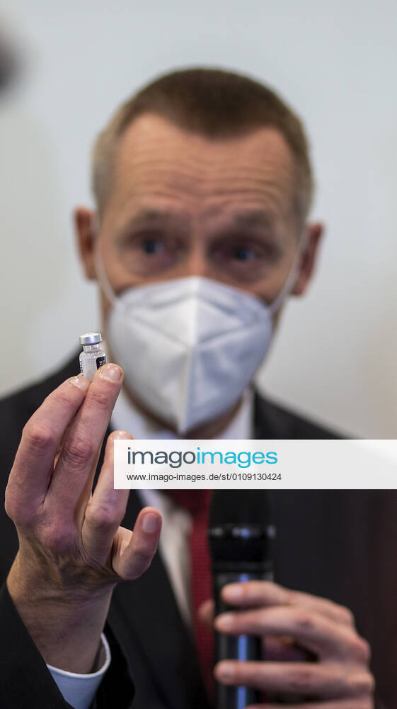 Nuremberg, NurembergMesse, 27 12 2020, The first Corona vaccinations Picture Dr Thomas Liedtke Medical Director of Ecolog Germany holds a vaccine can in his hand