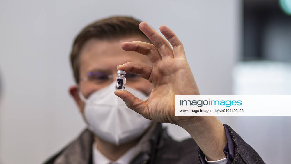 Nuremberg, NurembergMesse, 27 12 2020, The first Corona vaccinations Picture Marcus Koenig mayor of the city of Nuremberg holds a vaccine can in his hand