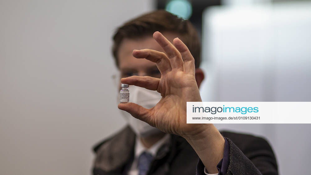 Nuremberg, NurembergMesse, 27 12 2020, The first Corona vaccinations Picture Marcus Koenig mayor of the city of Nuremberg holds a vaccine can in his hand