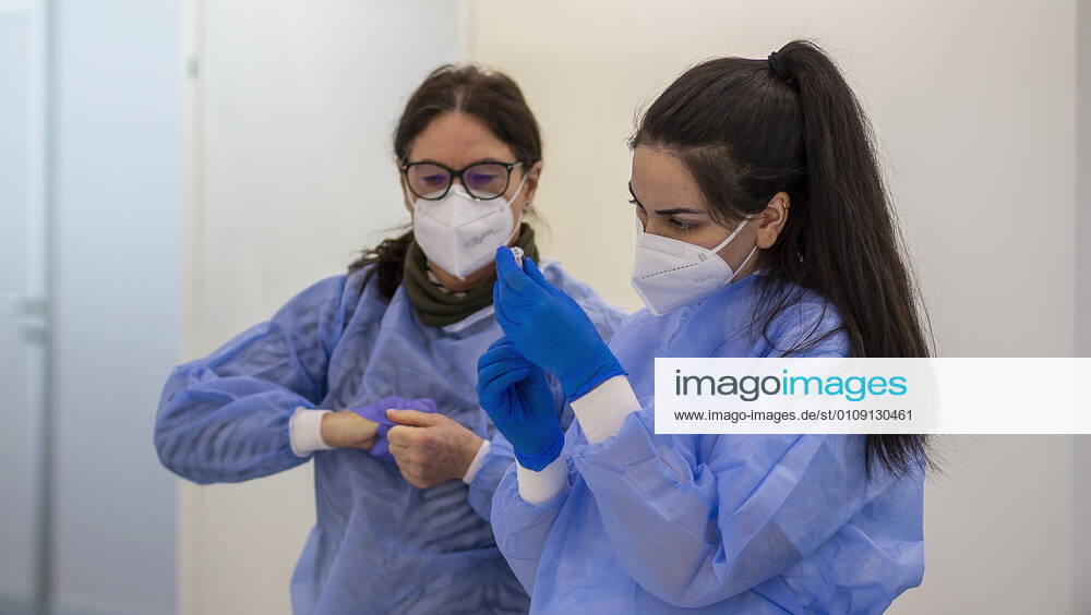 Nuremberg, NuernbergMesse, 27 12 2020, The first Corona vaccinations picture The staff prepares the vaccine