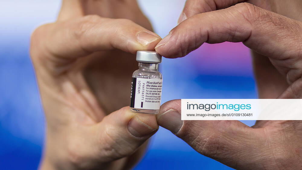 Nuremberg, NuernbergMesse, 27 12 2020, The first Corona vaccinations picture A vaccine can from Pfizer BioNtech