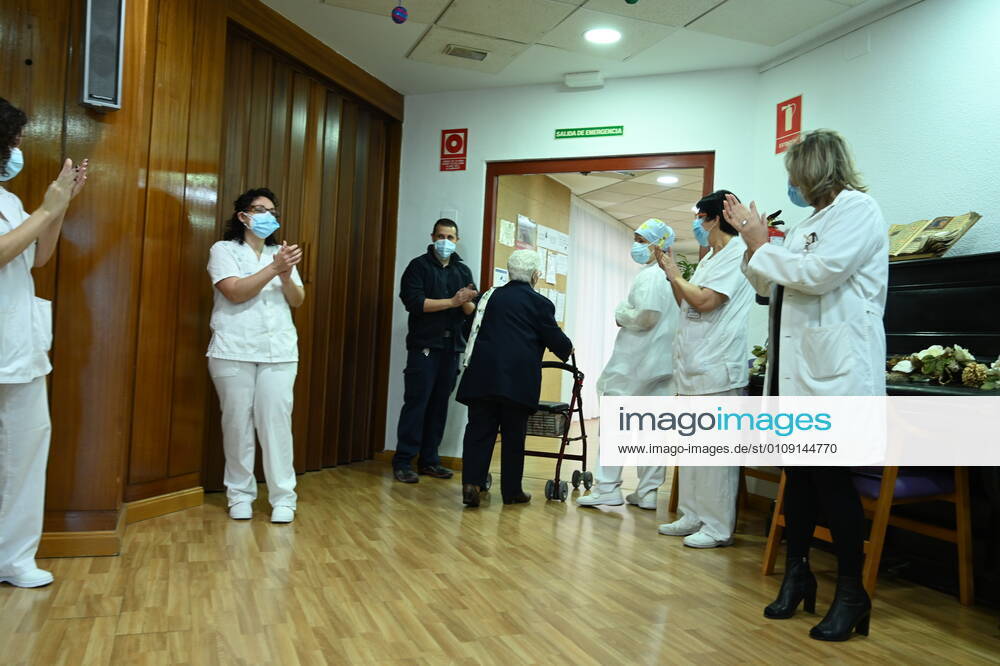 Araceli, who was 96 years old when she left, is the first woman to be vaccinated against Covid-19 on the first day of vaccination, at the Los Olmos retirement home in Guadalajara, Castilla La-Mancha (Spain), on 27 December 2020. The first doses of the vaccine developed by Pfizer and BioNtech laboratories arrived in Spain yesterday, December 26, at a Pfizer warehouse in Guadalajara by land from Puurs (Belgium). From Monday, weekly deliveries will be made to the autonomous communities with an average of 350,000 doses prioritized for four population groups: residents and health and social-health personnel in homes for the elderly and disabled; front-line health personnel; other health and social-health personnel and large non-institutionalized