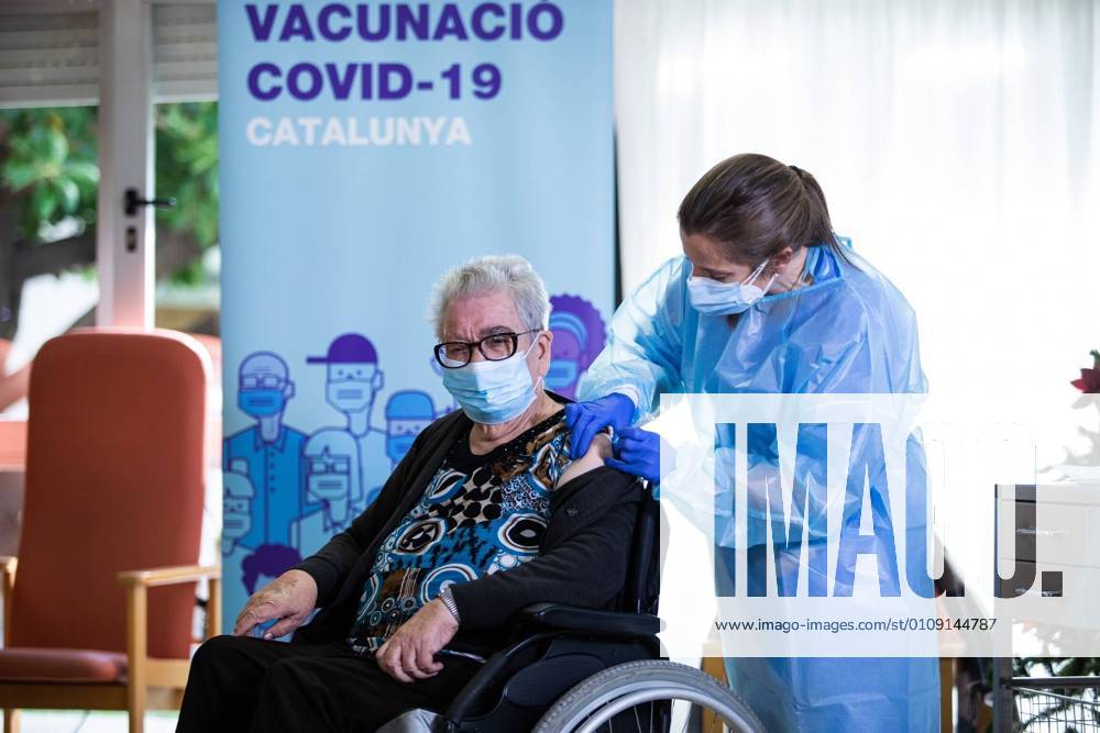 Josefa PÃ rez, 89, is the first woman to be vaccinated in Catalonia, during the first day of vaccination in Spain, at the Feixa Llarga retirement home in L Hospitalet de Llobregat, Barcelona (Spain), on 27 December 2020. The first doses of the vaccine developed by Pfizer and BioNtech laboratories arrived in Spain yesterday, December 26, at a Pfizer warehouse in Guadalajara by land from Puurs (Belgium). Starting Monday, weekly deliveries will be made to the autonomous communities with an average of 350,000 doses prioritized for four population groups: residents and health and social-health personnel in homes for the elderly and disabled; front-line health personnel; other health and social-health personnel and large non-institutionalized dep