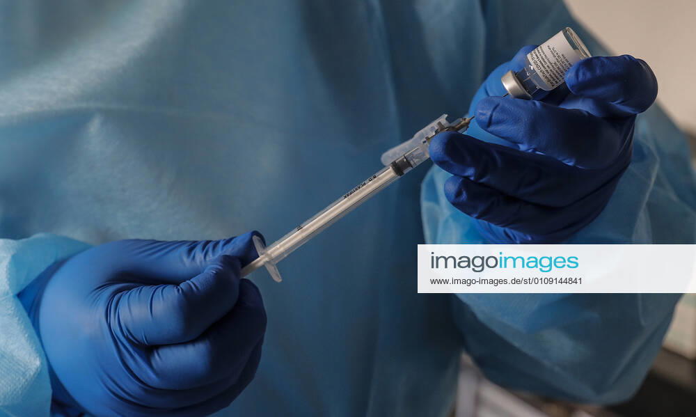 A nursing home health worker injects the vaccine doses during the first day of vaccination against Covid-19 in Spain, at the Virgen del Milagro nursing home in Rafelbunyol, Valencia, Spain, on 27 December 2020. The first doses of the vaccine developed by Pfizer and BioNtech laboratories arrived in Spain yesterday, December 26, at a Pfizer warehouse in Guadalajara by land from Puurs (Belgium). From Monday, weekly deliveries will be made to the autonomous communities with an average of 350,000 doses prioritized for four population groups: residents and health and social-health personnel in homes for the elderly and disabled; front-line health personnel; other health and social-health personnel and large non-institutionalized dependents. 27 DE