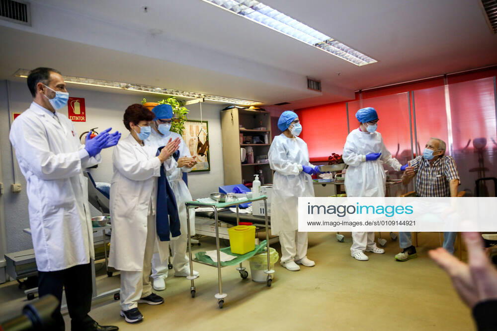 The health team applauds 72-year-old Nicanor after he became the first man in the Community of Madrid to be vaccinated against Covid-19 in Spain on the first day of vaccination, at the Vallecas retirement home belonging to the Madrid Social Care Agency (AMAS) in Madrid, Spain, on 27 December 2020. The first 1,200 doses are administered in two more residences in the capital, the La Azaleas residence of the ASISPA Group in Ciudad Lineal and the Parque Almansa residence of the Ballesol Group in Moncloa Aravaca. The doses of the vaccine developed by Pfizer and BioNtech laboratories arrived in Spain yesterday, December 26th, at a Pfizer warehouse in Guadalajara by land from Puurs (Belgium). From Monday, weekly deliveries will be made to the auto